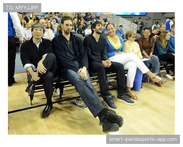 傅海峰家里那车库比我家房子还舒坦，谁敢信他打球还能这么低调？