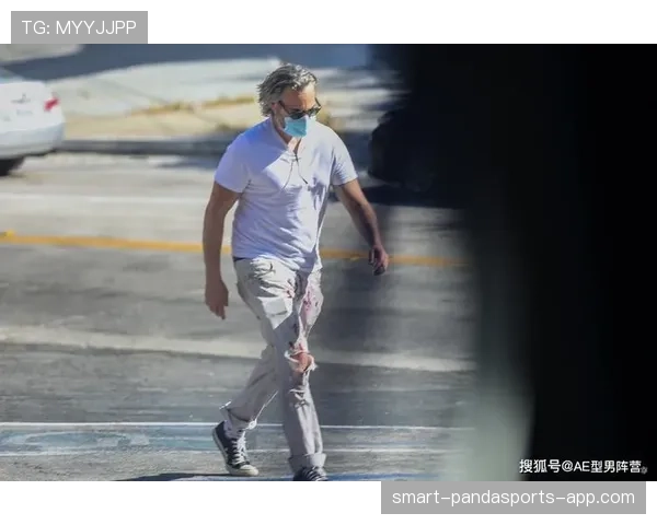 刷到菲利克斯的街拍，那件T恤的价能买我整套家具，笑不出来